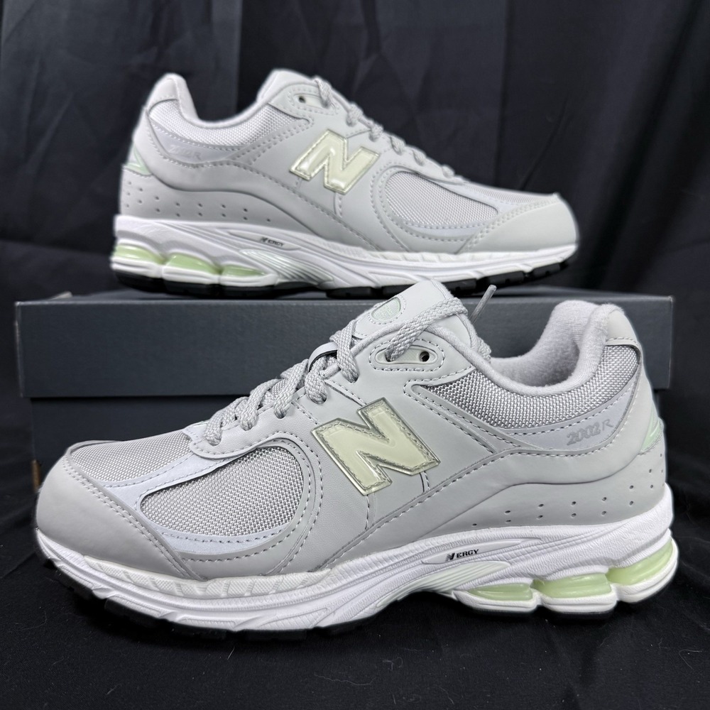 New Balance 2002R Men's 5.5 Womens 7‎ Light Grey Mint Green M2002RCM Sneakers